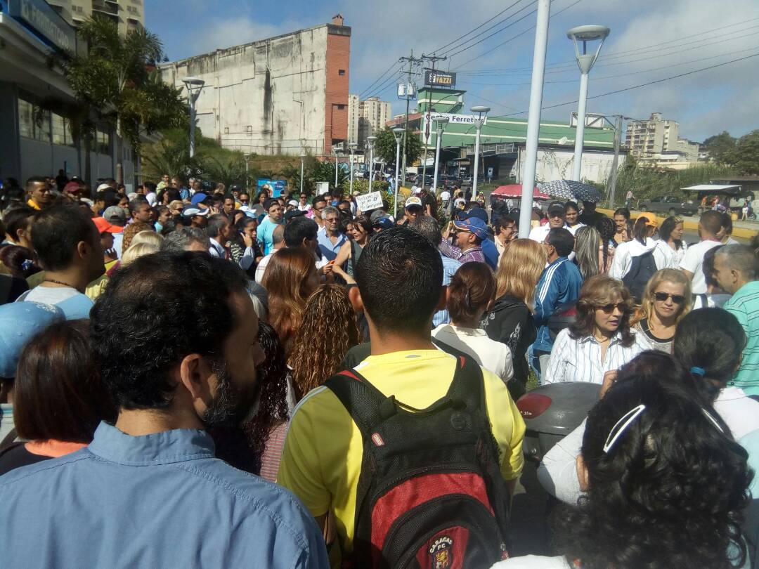 Cerrada la Panamericana por trabajadores de la Gobernación de Miranda