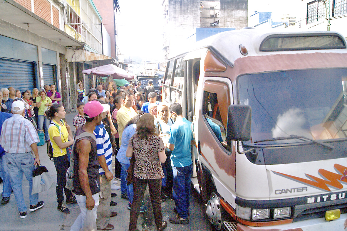 Garcés revoca concesiones  a líneas de autobuses