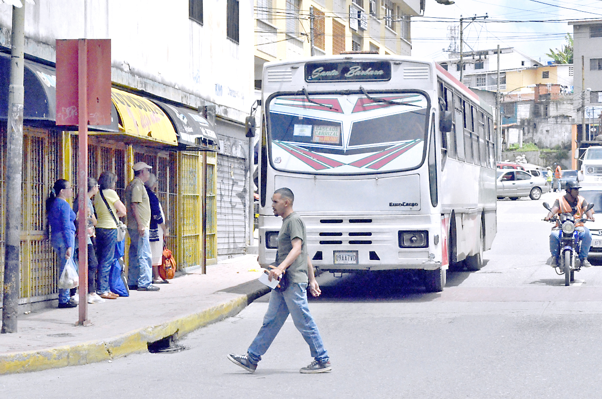Autobuseros de Carrizal y Los Salias siguen cobrando Bs. 300   