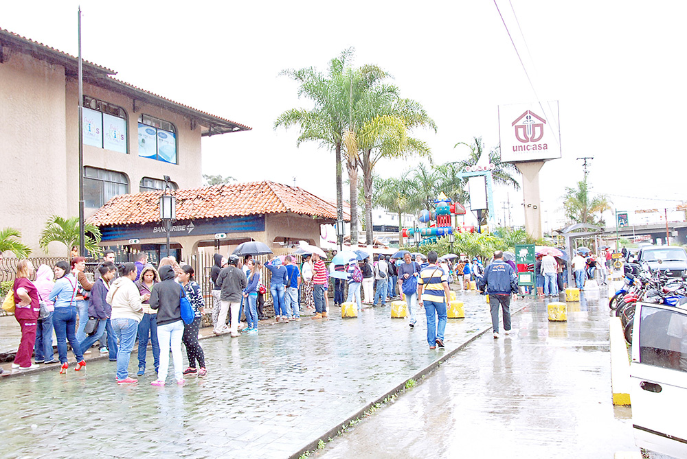 Sanantoñeros compran artículos regulados