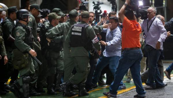Reportero de Reuters fue expulsado de la rueda de prensa de Maduro