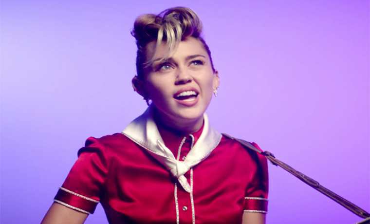 Miley Cyrus estrenó el video de su sencillo promocional Younger Now