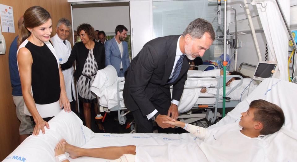 Reyes españoles visitaron a víctimas de atentados en Barcelona