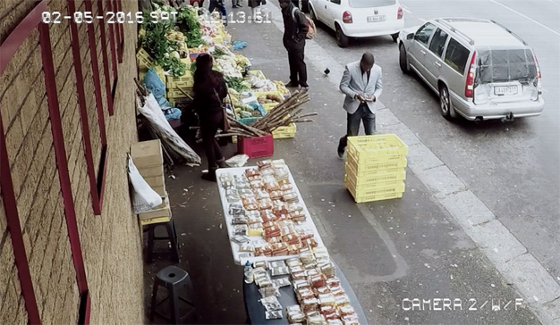 Esta campaña muestra de manera estremecedora el peligro de usar el teléfono mientras caminas o manejas