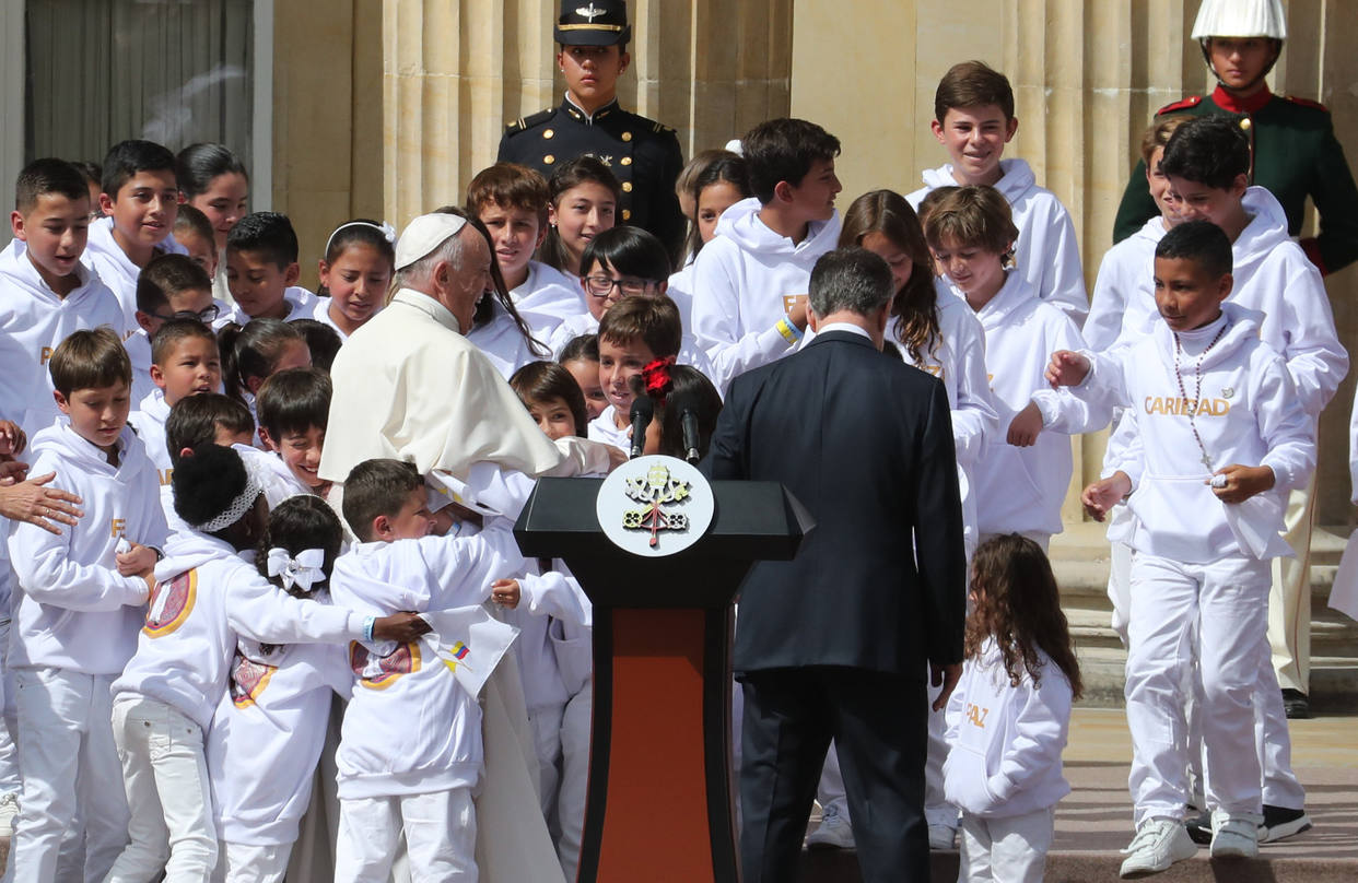 Niño le entregó una bandera de Venezuela al papa Francisco en Colombia