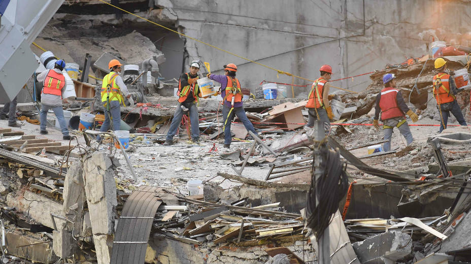 Se eleva a 318 el número de fallecidos por el sismo de 7,1 en México