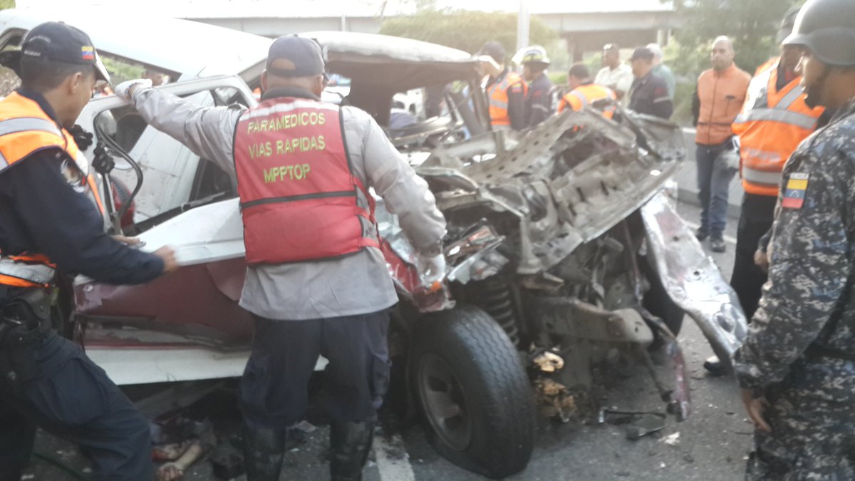 Un fallecido y dos lesionados tras accidente en la autopista Francisco Fajardo