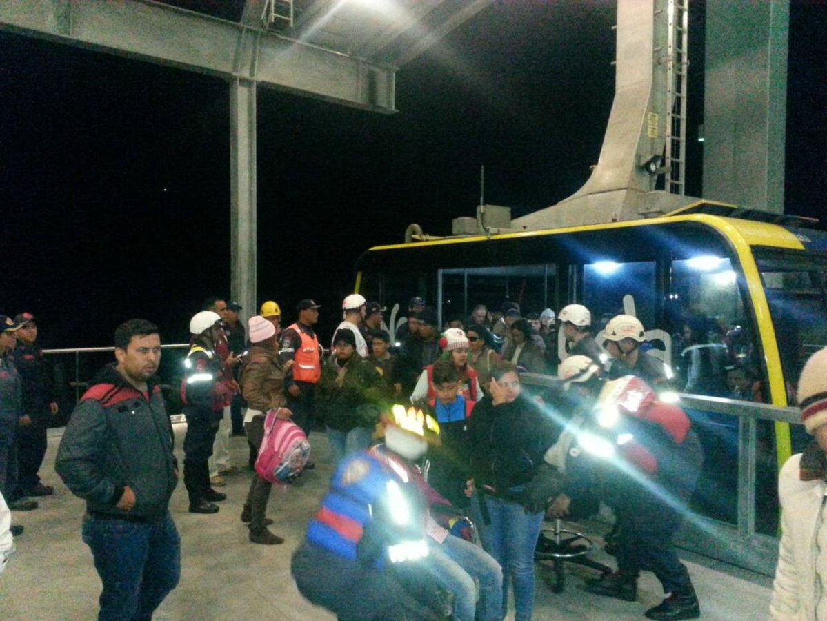 Casi 600 turistas quedaron varados en el teleférico de Mérida por apagón (fotos)