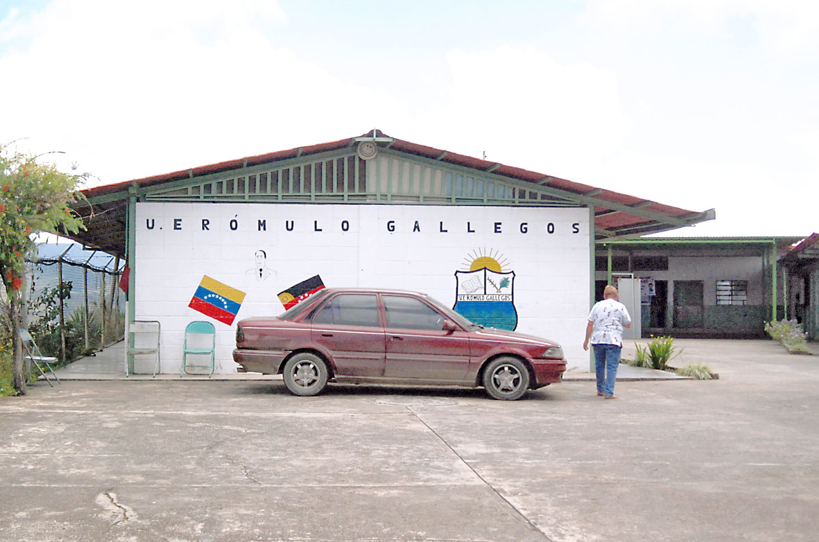 Cierran parque de escuela Rómulo Gallegos