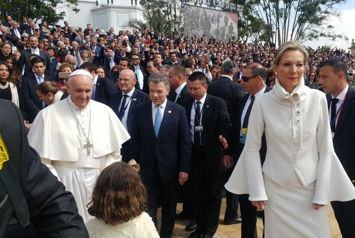 Presidente Santos recibe al papa Francisco