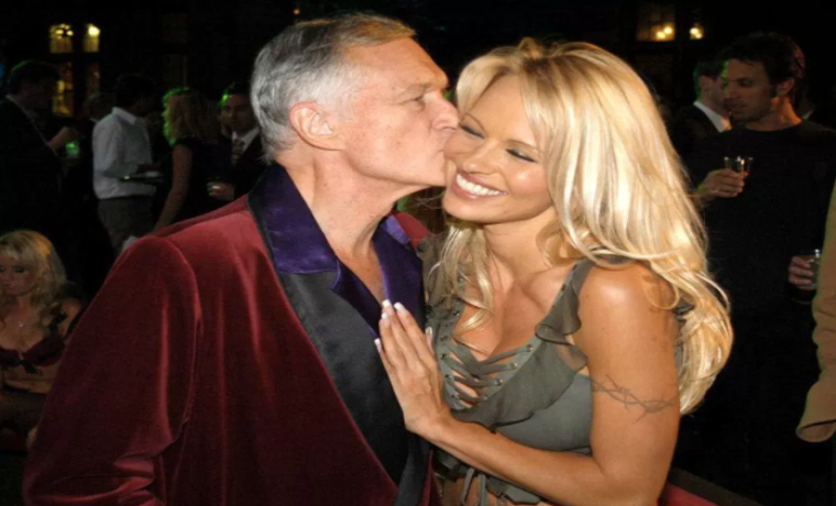 Pamela Anderson “la favorita” de Hugh Hefner le dijo adiós entre lágrimas y suspiros (Video )