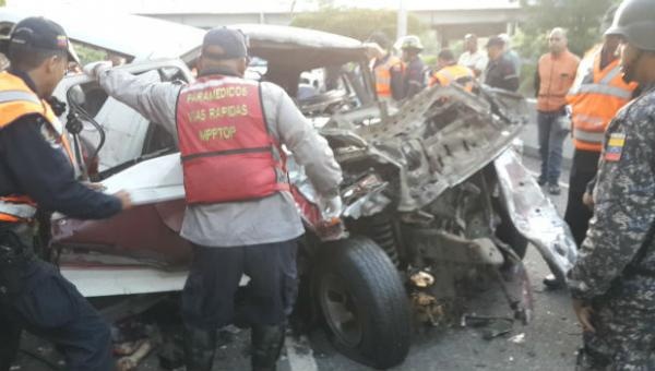 Un muerto y dos heridos dejó  accidente en la Francisco Fajardo