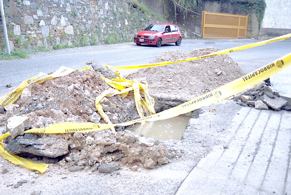 Hidrocapital abre hueco en calle Las Industrias a dos semanas de asfaltada