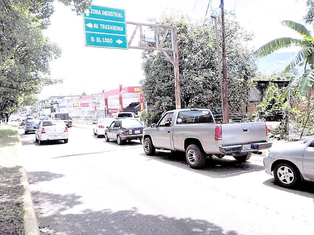 Falta de aditivos para procesar gasolina genera escasez en Táchira