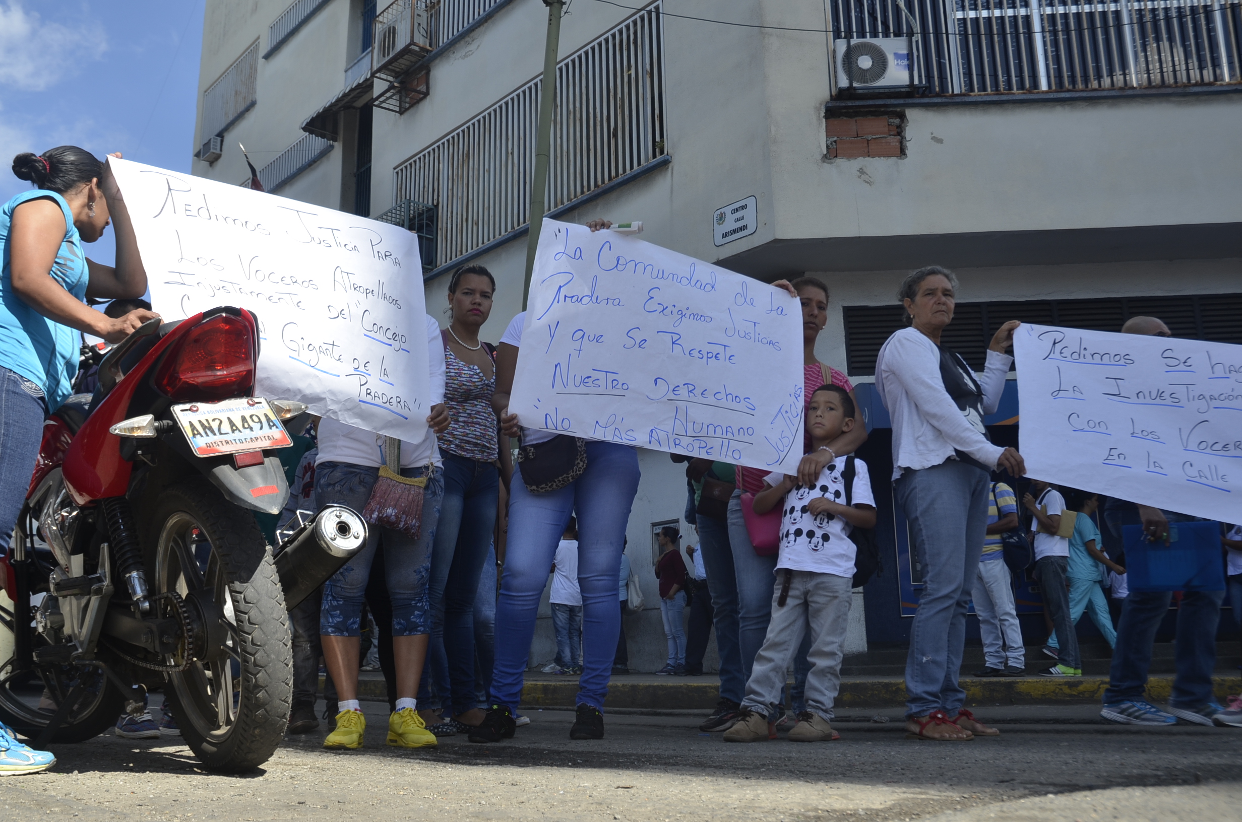 Familiares de detenidos en La Pradera  protestan afuera de Los Tribunales