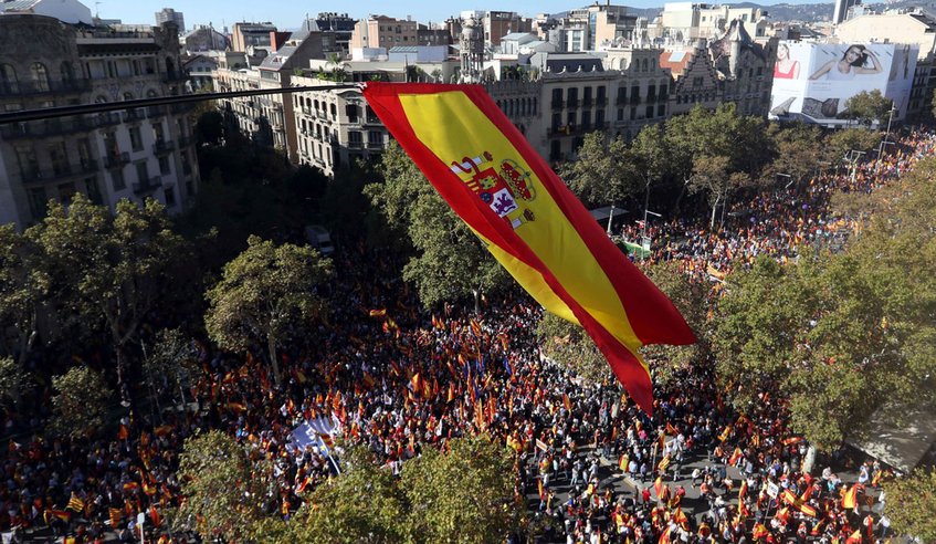 Miles de personas protestan en Barcelona contra la independencia de Cataluña