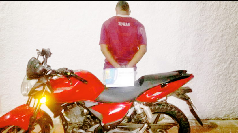 Agarran sujeto  con moto robada