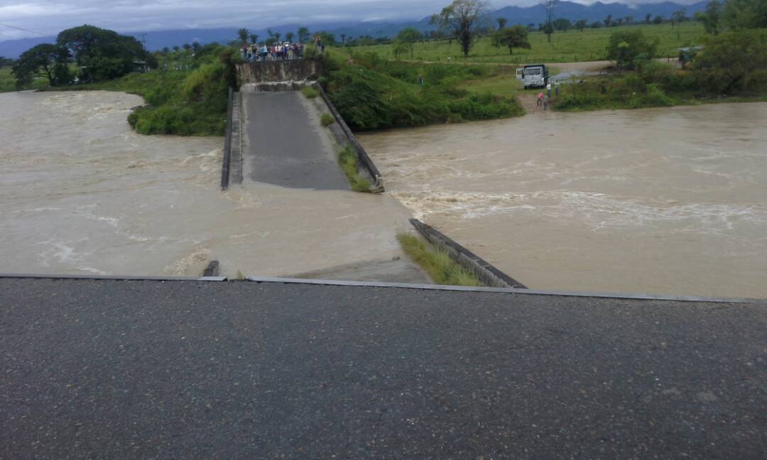 Incomunicados Táchira y Apure por desplome del puente sobre el río Burgua