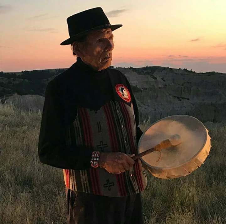 Líder indígena Dennis Banks muere a los 80 años en Estados Unidos