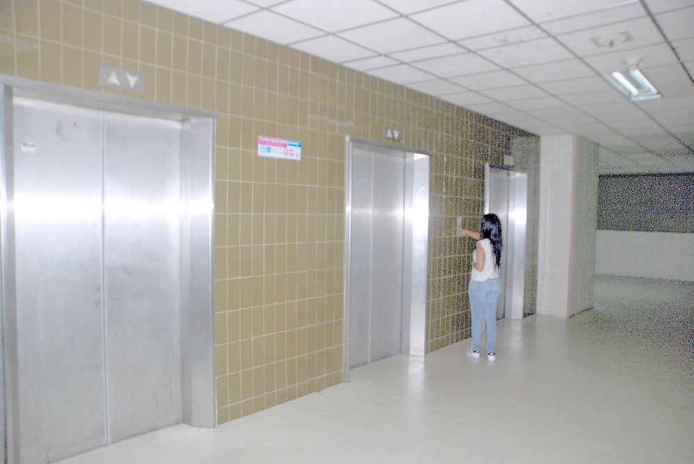 Hospital cuenta solo con dos  ascensores operativos 