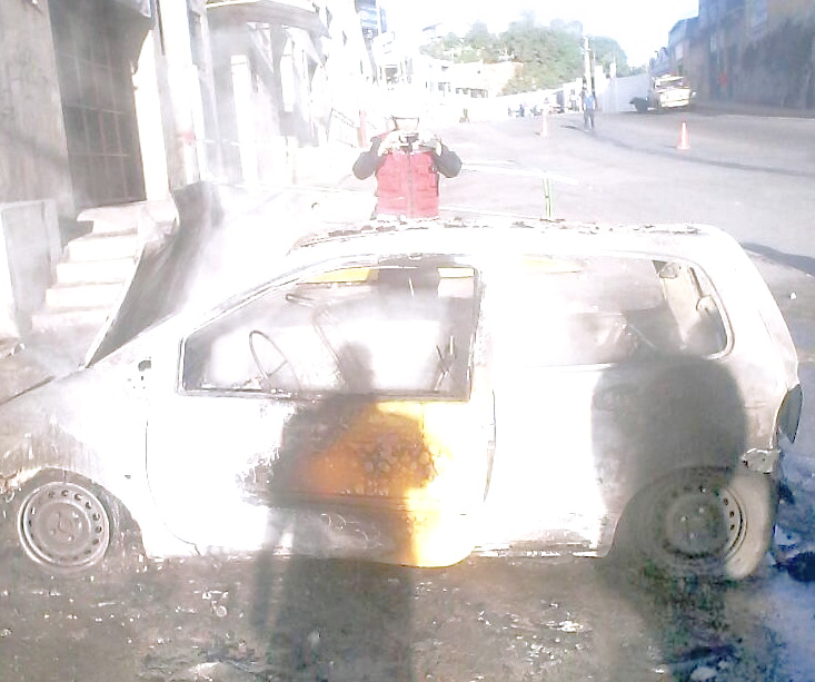 Vehículo se prendió en llamas en Carrizal