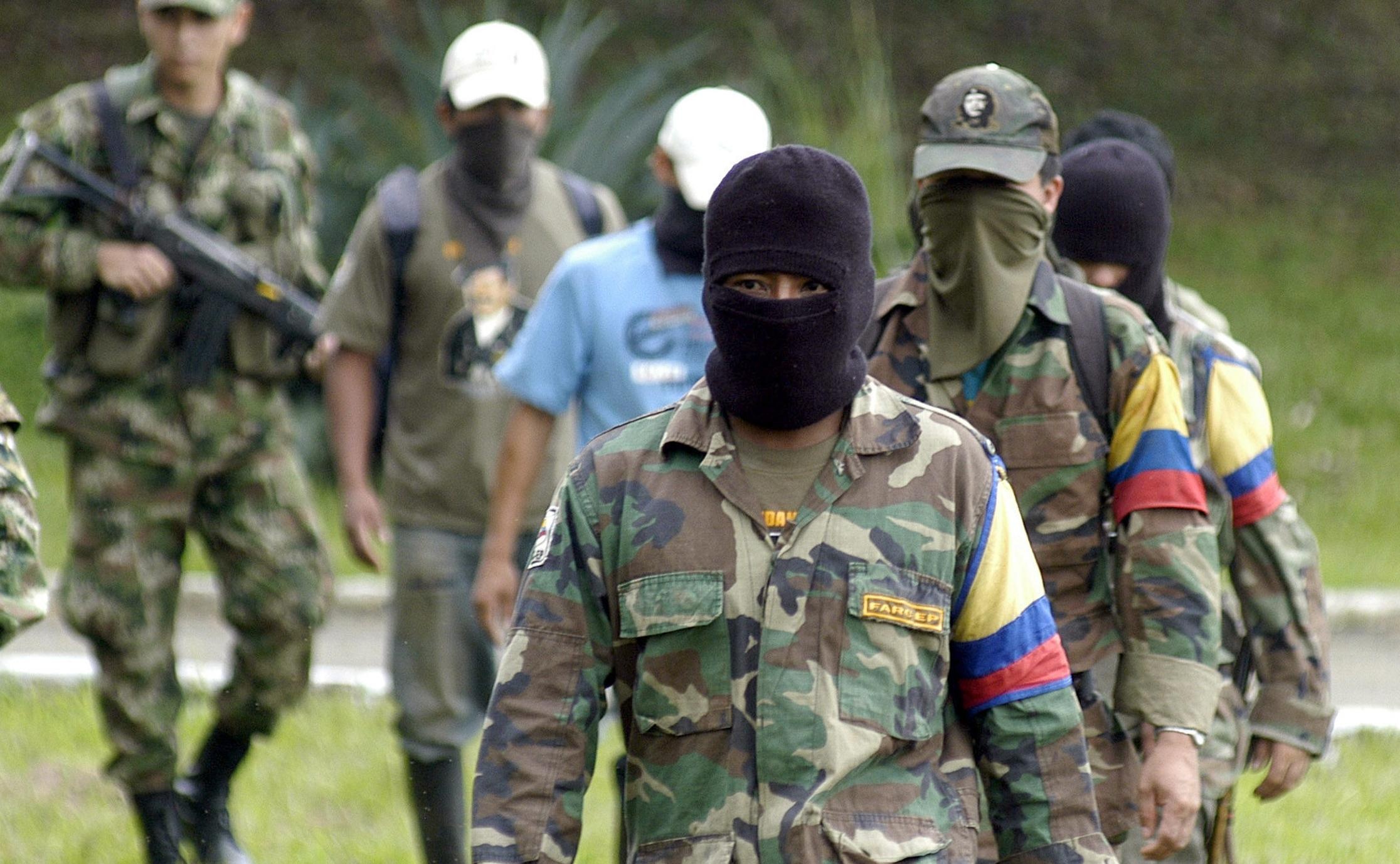 Suben a 800 miembros de las FARC que desertan de acuerdo de paz en Colombia