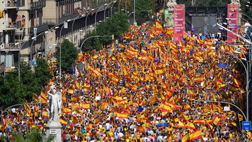 Más de 350 mil personas manifestaron en Barcelona en defensa de unidad de España