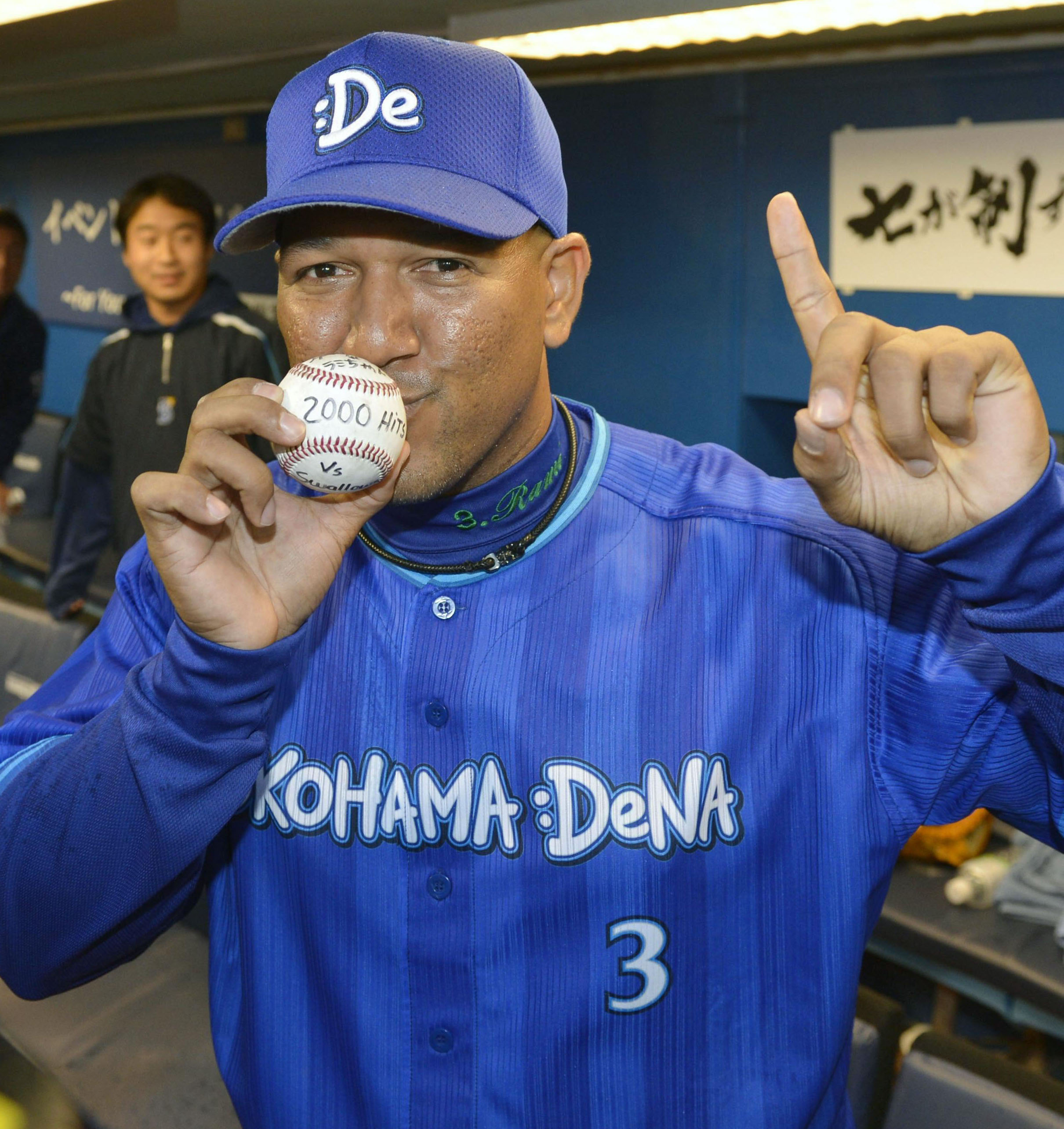 Alex Ramírez vuelve a hacer historia en el beisbol japonés