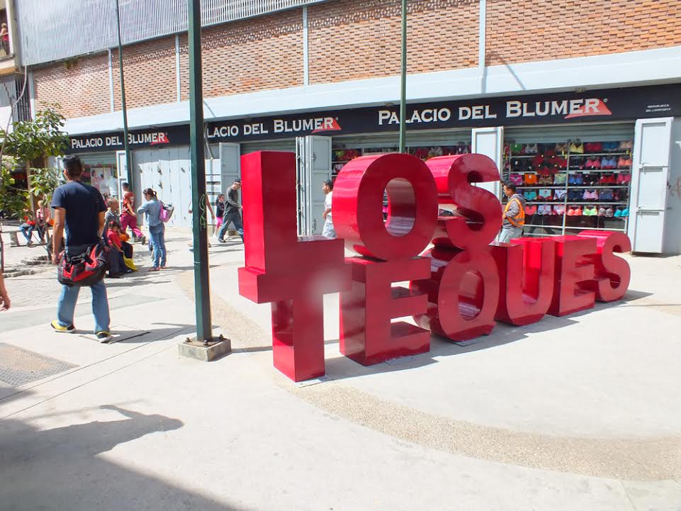 Instalan letras con el nombre de la ciudad en el bulevar Vargas