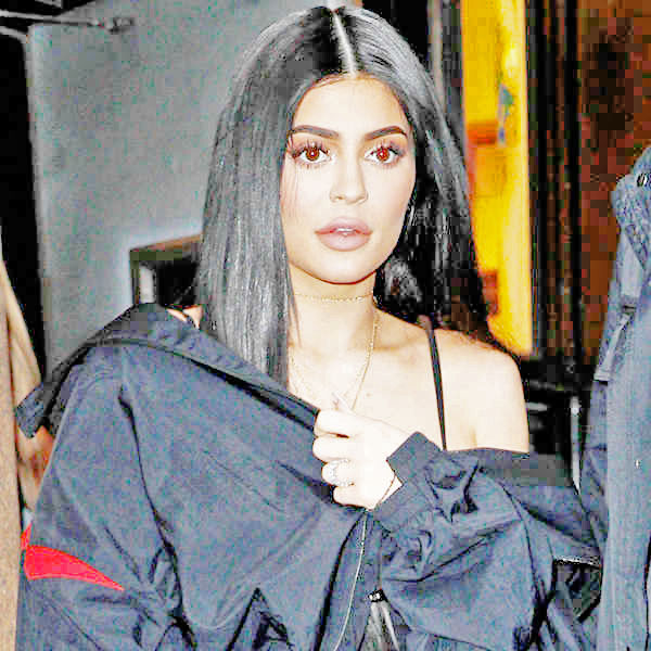 Kylie Jenner desata  rumores de compromiso 