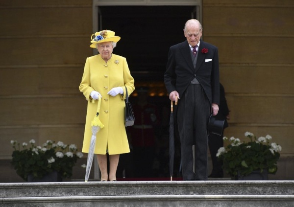 Reyes de Inglaterra celebran 70 años de matrimonio