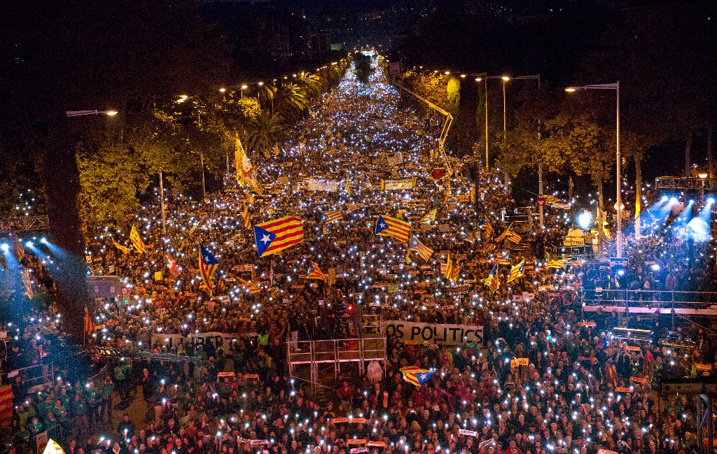 Miles de personas piden la libertad de independentistas catalanes presos