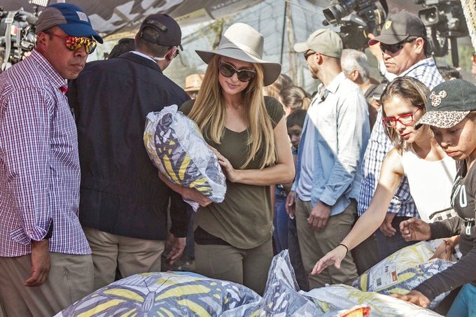 Paris Hilton entrega cobijas a mexicanos damnificados por el terremoto