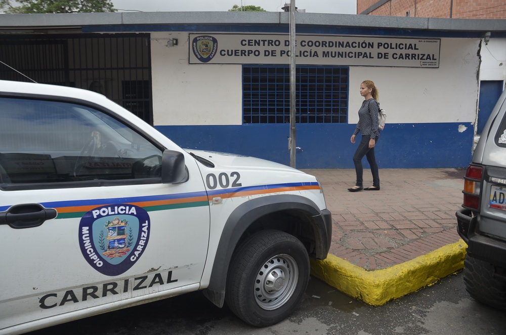 Agarran a dos después  de robar a una mujer