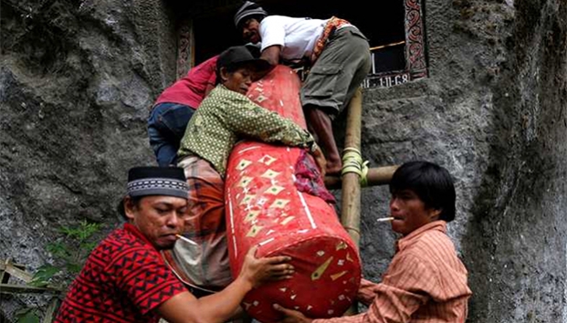 Familia en Indonesia vivía con cuerpos de familiares esperando que resucitaran