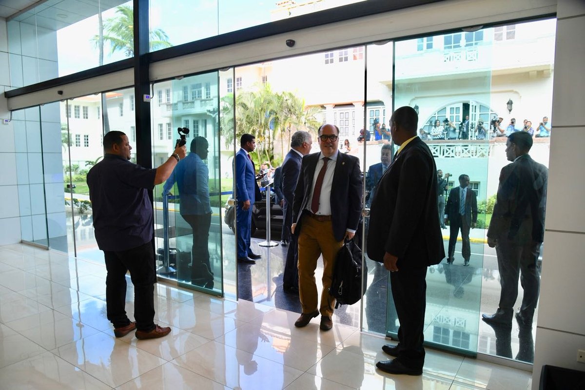 Delegación opositora llegó a la cancillería dominicana para el diálogo