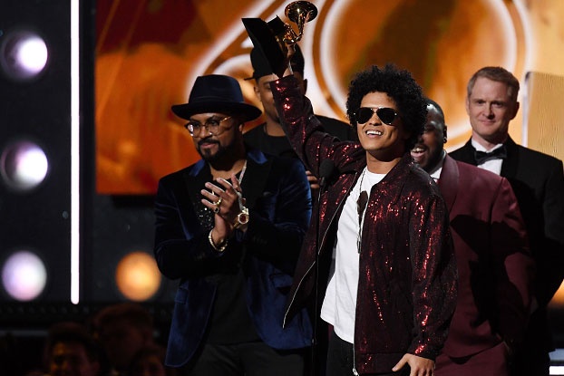 Bruno Mars sorprende al arrasar en los Grammy