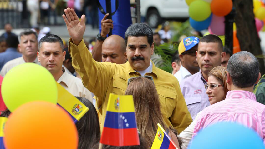 Maduro juramentó a 1.500 estudiantes del Movimiento de Teatro César Rengifo