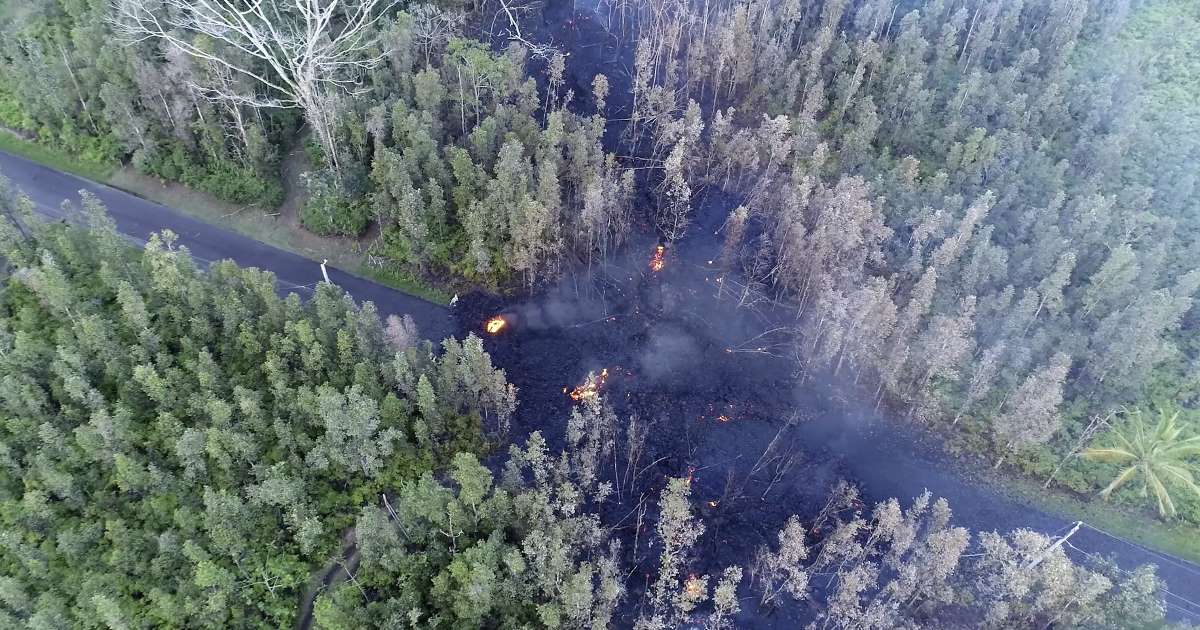 Erupciones de lava destruyen cinco casas en Hawái