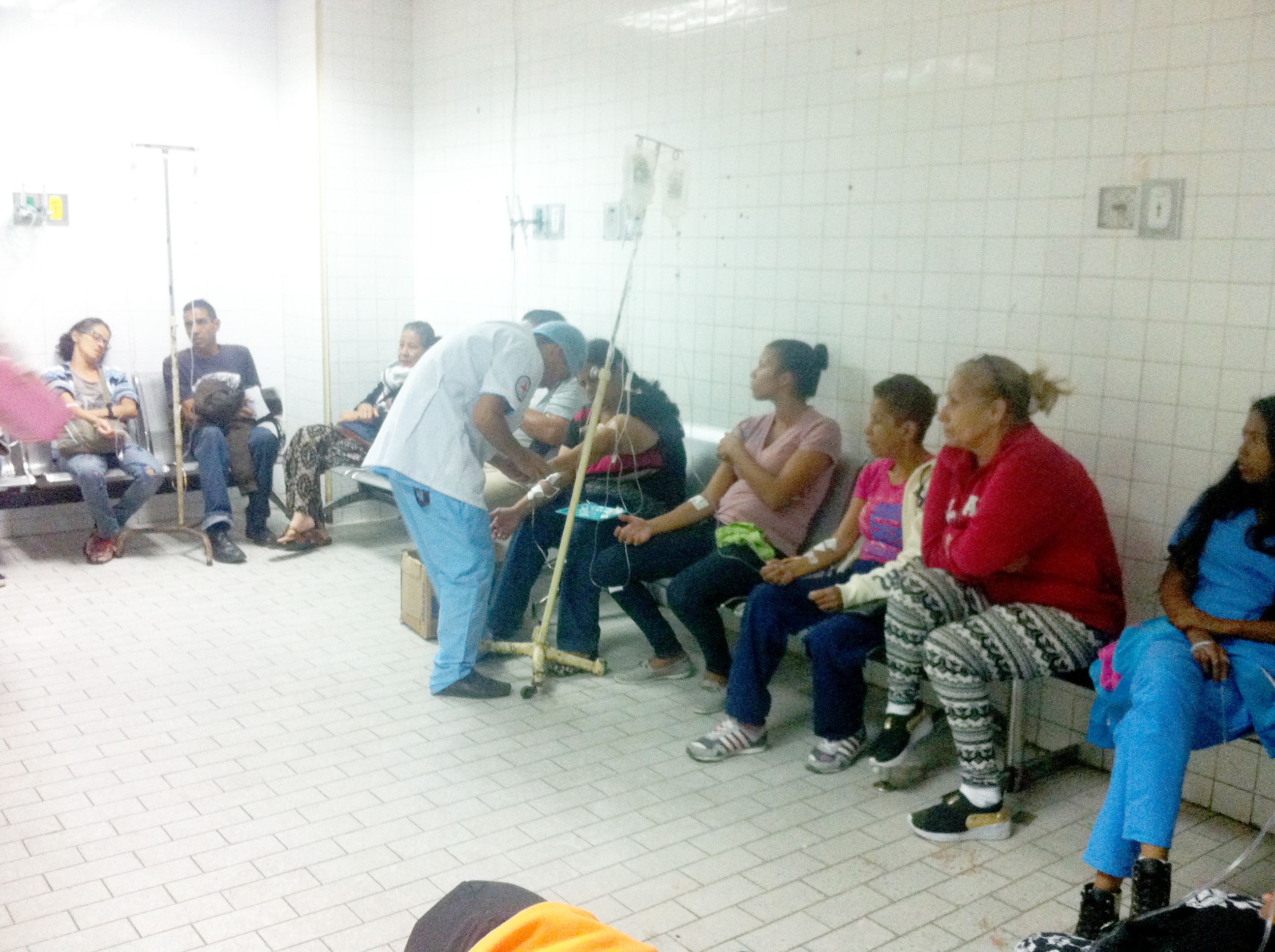 Pacientes de la emergencia del HVS son atendidos en sillas