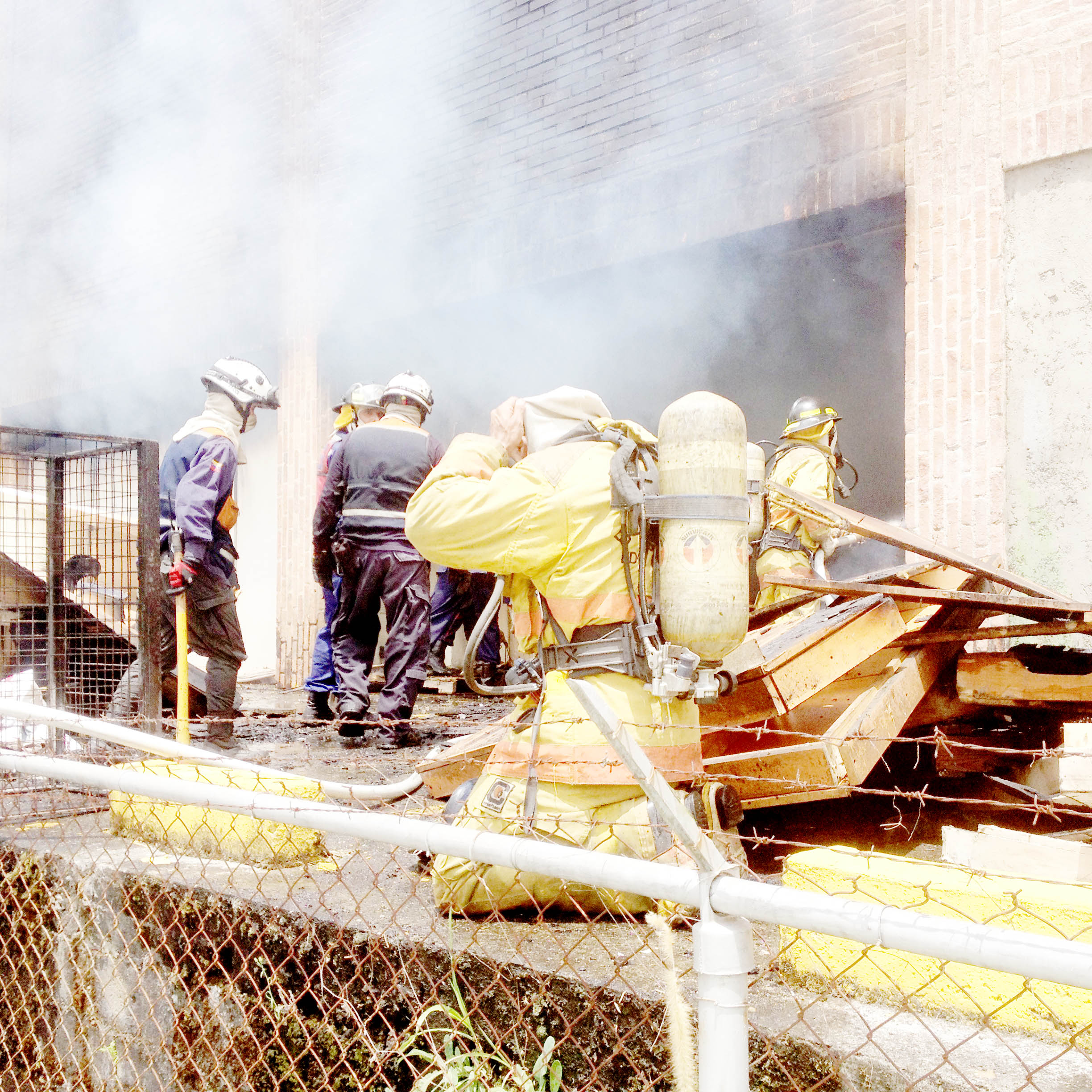 Incendio destruyó depósito de Full Flores