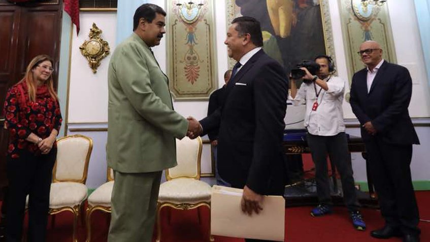 Maduro sostiene un encuentro con excandidato presidencial Javier Bertucci en Miraflores