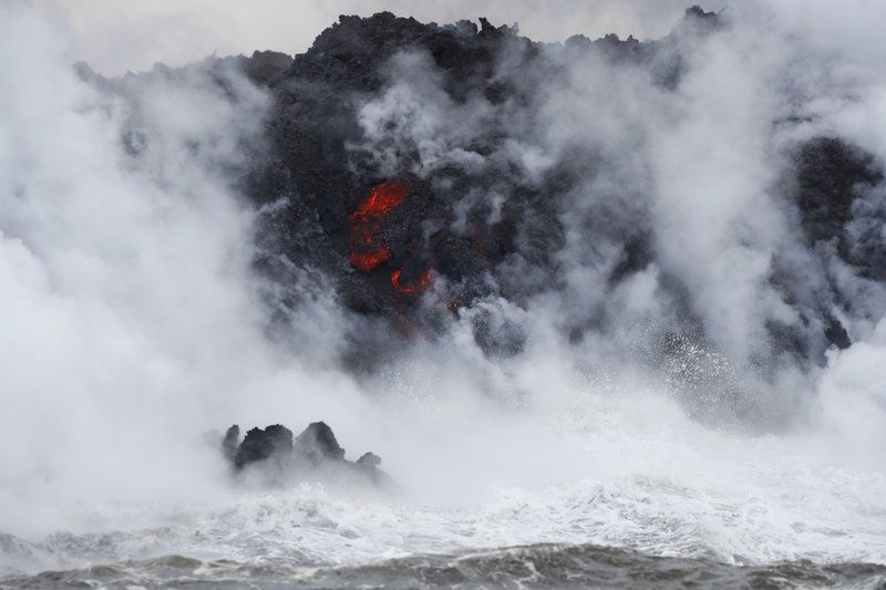 La lava del Kilauea llega al océano y crea una nube tóxica