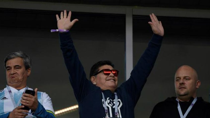 Los millones y privilegios que la FIFA le da diariamente a Maradona y que ahora podría perder