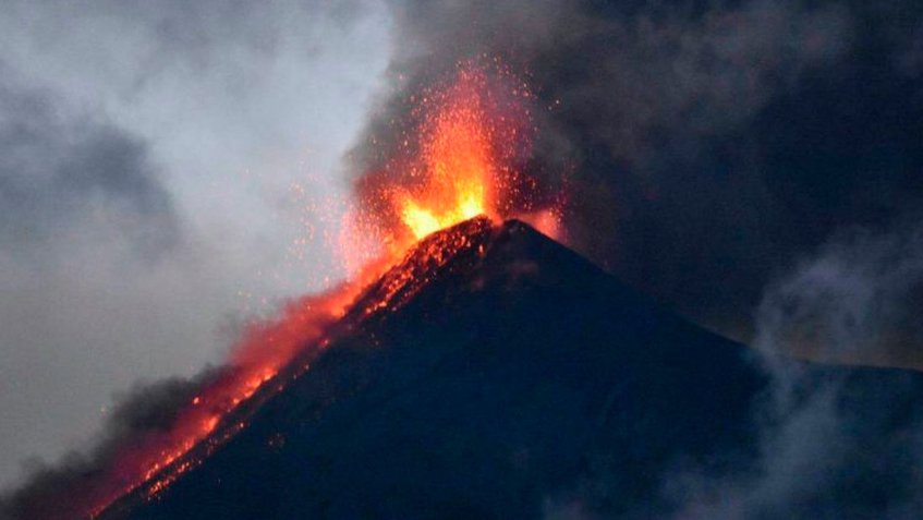 Actividad del volcán de Fuego en Guatemala obliga a continuar las evacuaciones