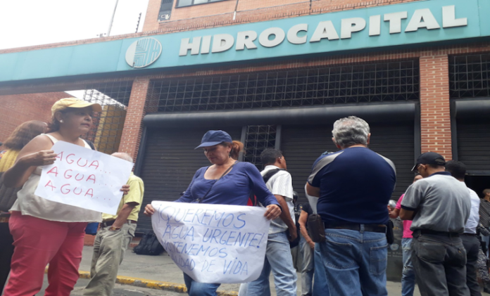 Obstinados del malvivir, caraqueños protestaron frente a Hidrocapital por falta de agua