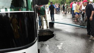 Restringen paso en el puente Chururú de Táchira por hundimiento