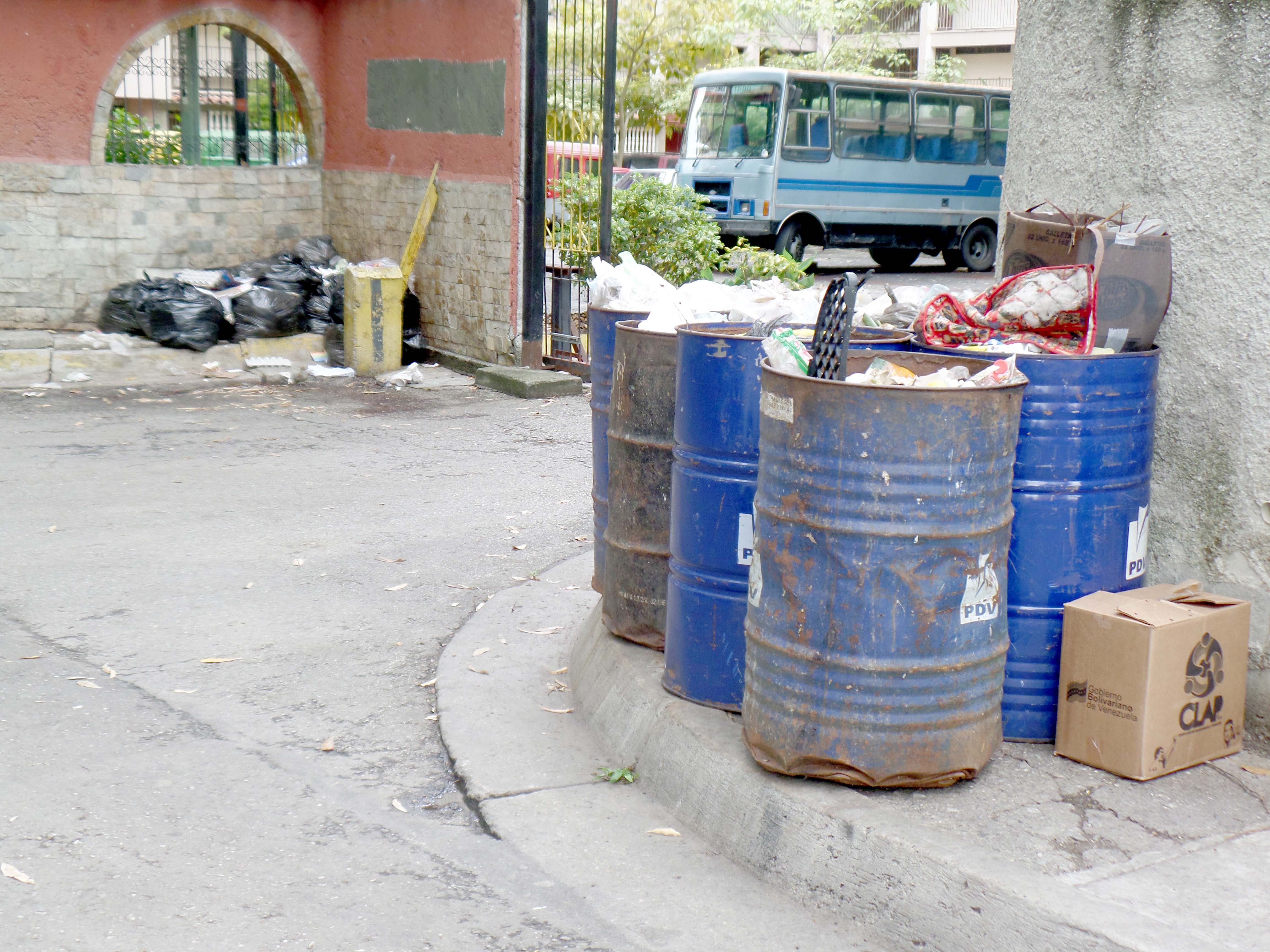 Residentes de La Simón Bolívar  sumergido en la basura