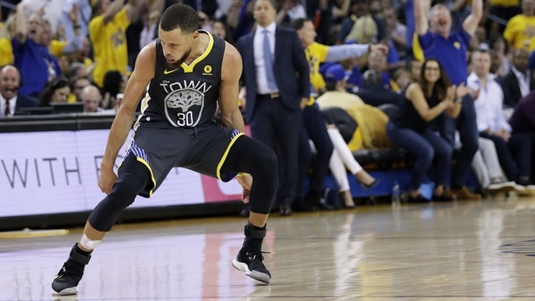 Con una marca histórica de Curry, Warriors venció a Cavaliers y gobierna 2-0 la final de la NBA