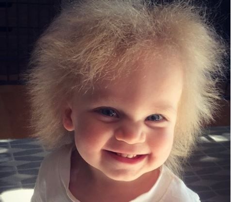 ¡Adorable! Esta es la bebé con el cabello imposible de peinar